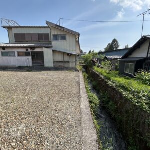 敷地の西側に水路あり