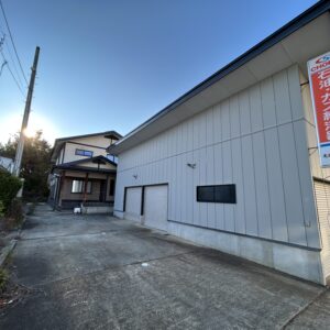 車庫4台分、屋外駐車スペースには消雪設備有り